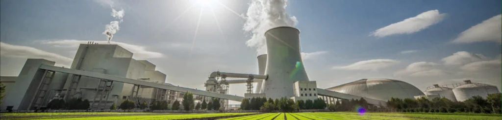 industria con fumo che fuoriesce dall'impianto